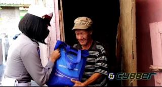 Bersama Tokoh Agama dan TNI, Polri Bagikan Bansos pada Pedagang Kecil