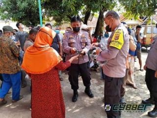 Gelar Ops Yustisi PPKM Mikro Level 4, Polisi Bagikan Ratusan Masker Gratis