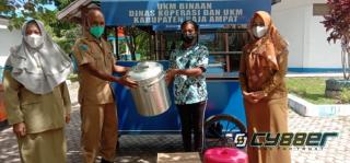 Puluhan Unit Bantuan Gerobak Diserahkan Kepada Pelaku UMKM di Raja Ampat