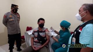 Sambut Hari Kemerdekaan RI, Polri Gelar Vaksinasi Serentak dan Pendistribusian Bansos PPKM Darurat Level 4