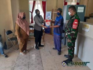 Polsek Majalengka Kota bersama TNI Salurkan Bansos Polri kepada Warga Terdampak Covid-19 di Masa PPKM