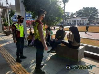 Cegah Covid-19, polisi Himbau Warga yang Berkerumun Patuhi Prokes 
