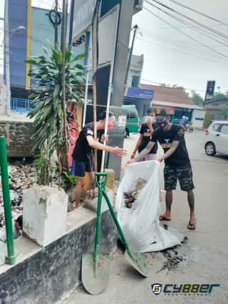 Peduli Lingkungan, GBR Covoz Pac Margahayu Bersihkan Sampah di Sungai