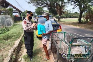 Ditengah PPKM Darurat, Polisi Salurkan Bansos pada PKL hingga Pemulung