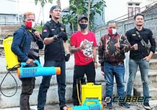 LSM GBR Bersama AMS Seprotkan Disinfektan dan Bagikan Masker