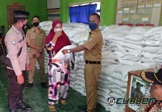 Polres Tangerang Kawal Distribusi Bansos Beras BST dan PKH di Desa Ranca Ilat