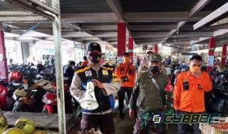 Petugas gabungan di Jatiwangi Sosialisasi Pencegahan Penularan Covid-19 