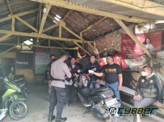 Ajak Warga Disiplin Prokes, Personel Sat Brimob Polda Jabar Bagikan Pada Ke Driver Ojek Pangkalan