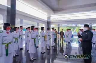 Kukuhkan 75 Anggota Paskibra, Ini Pesan Bupati Dodi Reza