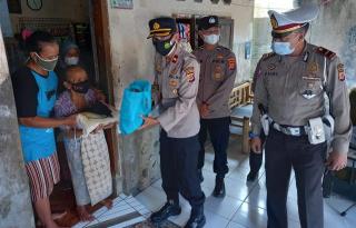Polisi Bagikan Ratusan Paket Sembako Untuk Warga Kurang Mampu yang Terdampak Covid-19
