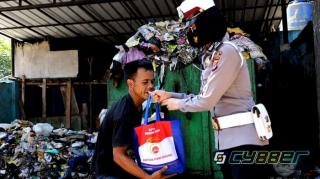 Polisi Bersama TNI Beri Paket Kebutuhan Pokok Bagi Masyarakat Dimasa PPKM Darurat
