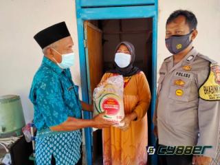 Bhabinkamtibmas Polsek Rajagaluh Bagikan Bansos Secara Door To Door Ke Warga Terdampak Covid-19 