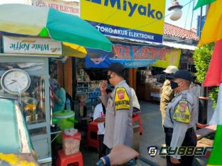 Lakukan Ops Yustisi Di Pasar, Personil Polsek Kadipaten Ingatkan Prokes Dan Jaga Kesehatan