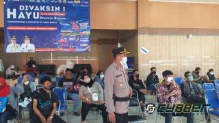 Polisi Monitoring Vaksinasi Covid-19 di Graha Perhubungan Provinsi Jabar