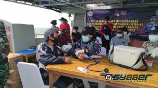 TNI AL Vaksinasi Nelayan di Atas Laut