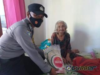 Bantuan Beras Polisi Sasar Warga Slum Area Desa Junjang dan Desa Tegalgubug