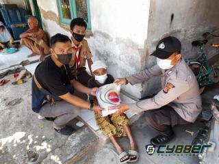 Bhabinkamtibmas Kembali Bagikan Bansos Kepada Warga Kurang Mampu