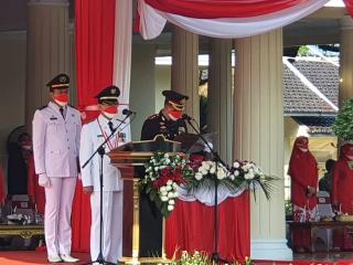 Hadiri Upacara Puncak/Parade Memperingati HUT Kemerdekaan RI, Kapolres Majalengka Sebagai Pengucap Teks UUD 1945