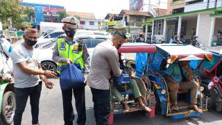 Pendistribusian Bansos Oleh Polri Kepada Warga Yang Terdampak PPKM Level 4 di Sumedang