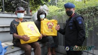 Polri Berbagi, Dansat Brimob Polda Jabar Beserta Alumni Akpol Angkatan 93 Sebar Ribuan Bansos Sembako Untuk Warga Terdampak Covid-19