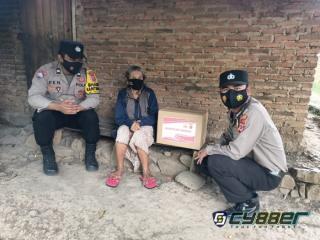 Blusukan Ke Gang-Gang, Polisi Bagikan Bansos Sembako untuk Warga Terdampak Covid 19
