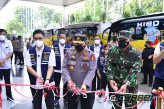 Kapolri Lepas Bus Vaksinasi Keliling Sasar Warga yang Tak Terjangkau