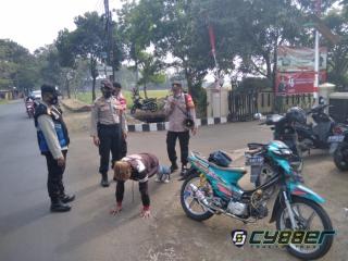 Polisi Tak Kenal Lelah Bagikan Masker Gratis Ditengah PPKM Darurat