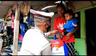 Polisi Berikan Bansos Kebutuhan Pokok, Vitamin dan Obat di Area Pedagang Kaki Lima