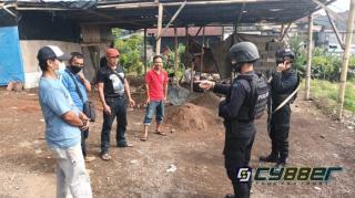 Anggota Sat Brimob Polda Jabar Edukasi Pentingnya Prokes dengan Membagikan Masker
