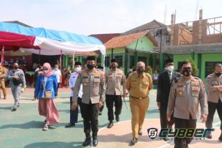 Kapolda Jabar Kunjungi Gebyar Vaksinasi Massal Ponpes Salsabila MAN 2 Kuningan 