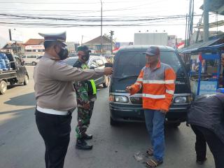 Polisi Bagikan Masker di Sekitar Posko PPKM Pertokoan Dan Pasar RTC Dangdeur