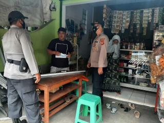 Penerapan PPKM Polisi Beri Himbauan Dan Bagikan Masker