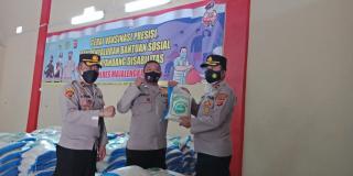 Waka Polres Majalengka Secara Simbolis Serahkan 1000 Kantung Beras Kepada Polsek Jajaran