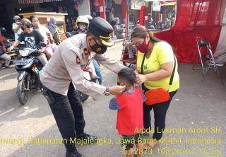 Cegah Penyebaran Covid-19, Kapolsek Jatiwangi Bagikan Masker dan Ingatkan Prokes di Pasar Jatiwangi