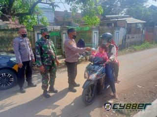 Polisi Bersinergi Bersama Koramil Bagikan Masker Pada Pengguna Jalan