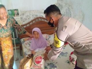 Polresta Cirebon Bagikan Bansos 200 Paket Sembako