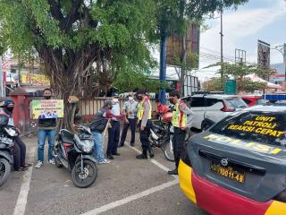 Temui Warga Saat Patroli, Polisi Beri Himbauan Prokes Dan Bagikan Masker Dimasa PPKM