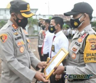 Bripka Sulaiman Menerima Penghargaan Dari Kapolres Muba