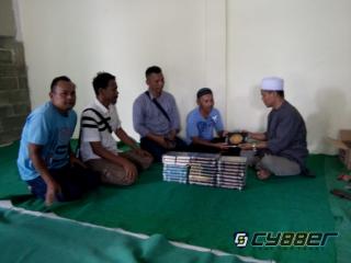 Majelis Taklim Al-Barokah Mendapat Bantuan Kitab Suci Al-quran