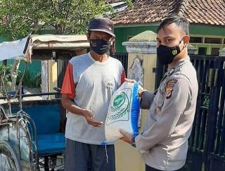 Polri Bagikan Bansos Beras Ke Tukang Becak Dan Tukang Parkir Yang Terdampak PPKM Level 2