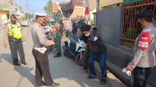 TNI Polri dan Satpol PP Edukasi Warga Tentang Prokes Dan Bagikan Masker Dimasa PPKM