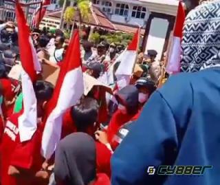 Masyarakat dan Buruh Bersama Mabes NGO Demo di Kantor DPRD Pamekasan