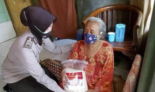 Sambut HUT ke 73, Polwan Bagikan Bansos Kepada Warga Kurang Mampu