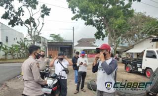 Cegah Penyebaran Covid 19 Ditengah PPKM, Polisi Bagi Masker Gratis