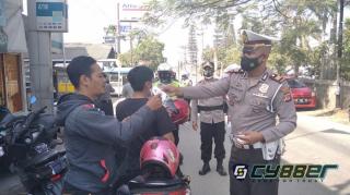 Cegah Covid-19 Dimasa PPKM, Polisi Bagikan Masker Gratis Untuk Warga 
