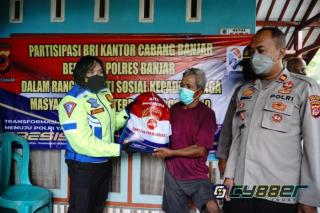 Polisi Berikan Bansos 50 Paket Sembako Ke Dusun Sukaharja Ditengah PPKM