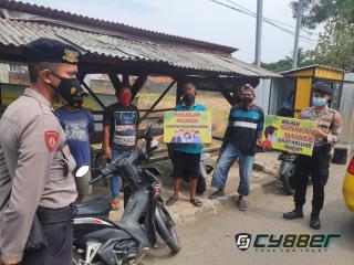 Polisi Himbau Tukang Ojek Patuhi Protokol Kesehatan Dan Bagikan Masker Ditengah PPKM