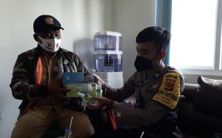 Polri Bagikan Masker dan Handsanitizer