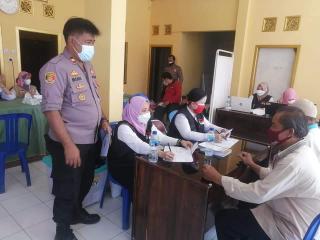 Kapolsek Kasokandel Pantau Langsung Pelaksanaan Vaksinasi Covid -19 di Desa Jatisawit