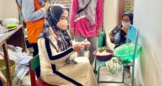 Tilik Vaksinasi Desa, Dewi Aryani Ikut Bantu Warga Memasak